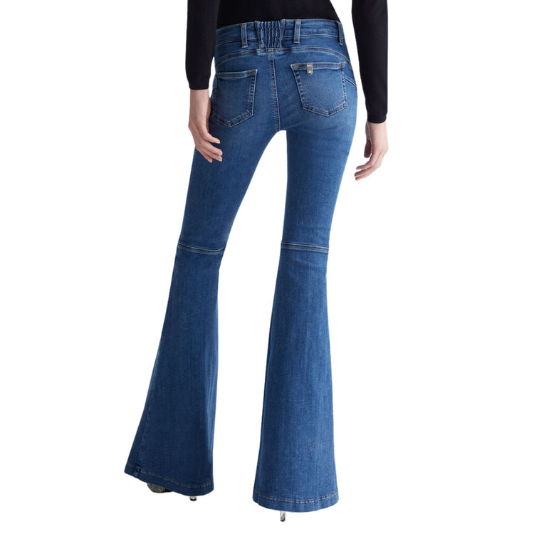Retro modella con Jeans con gamba flare e vita bassa