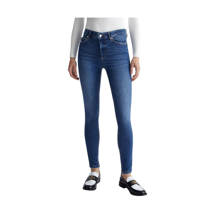 Jeans Donna con gamba skinny modella frontale