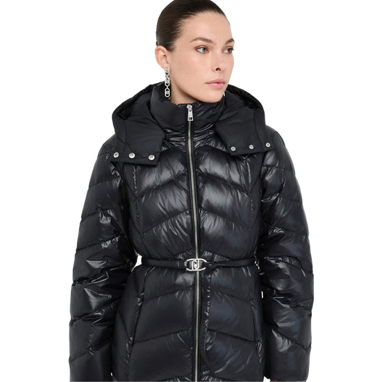Piumino Donna trapuntato con cappuccio Nero modella frontale ravvicinata