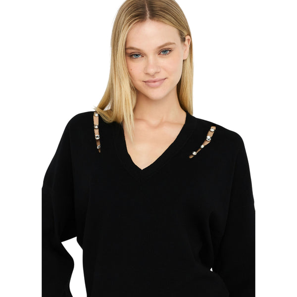 Maglia Donna in nero con castoni gioiello modella frontale ravvicinata