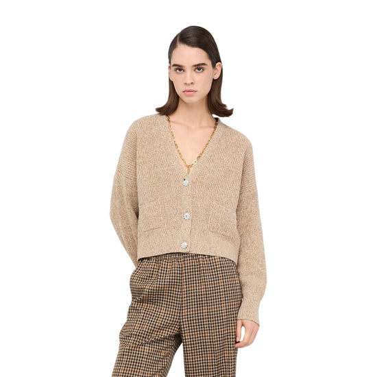 Cardigan Donna Beige con bottoni gioiello modella frontale
