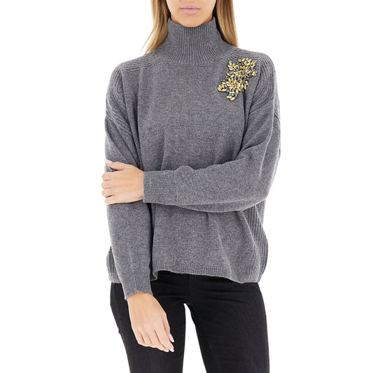 Maglia Donna in lana grigia con gioiello modella frontale