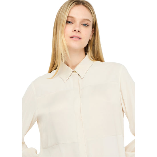 Camicia Donna in crêpe de chine Beige modella frontale ravvicinata
