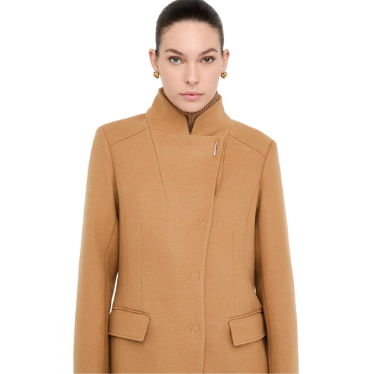 Acquista subito, il Cappotto Donna, in filati in misto lana, collo alto e tasche laterali, firmato Liu Jo su Martini 900: vieni a scoprire tutta la collezione sul nostro isto
