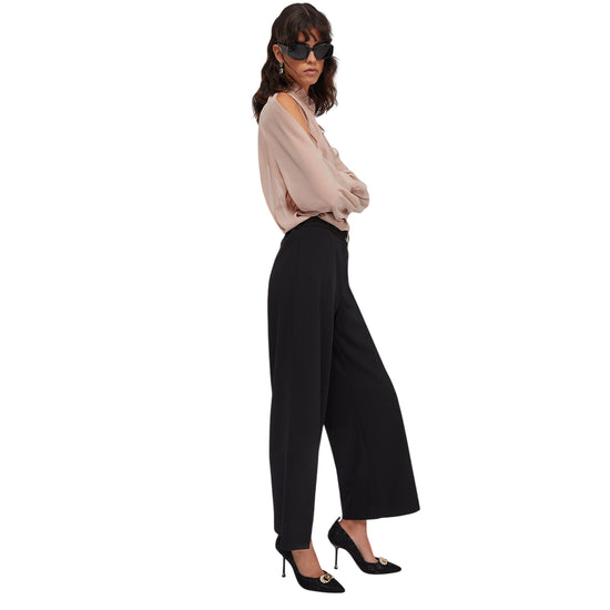 Pantaloni cropped Donna con cintura Nero modella intera laterale