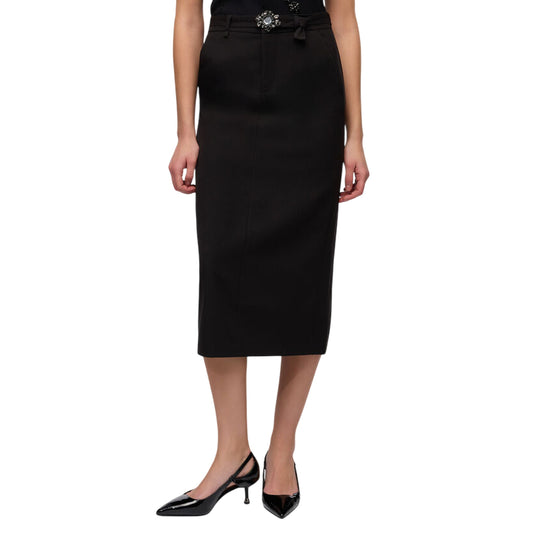 Gonna longuette nera con cinta con gioiello modella frontale