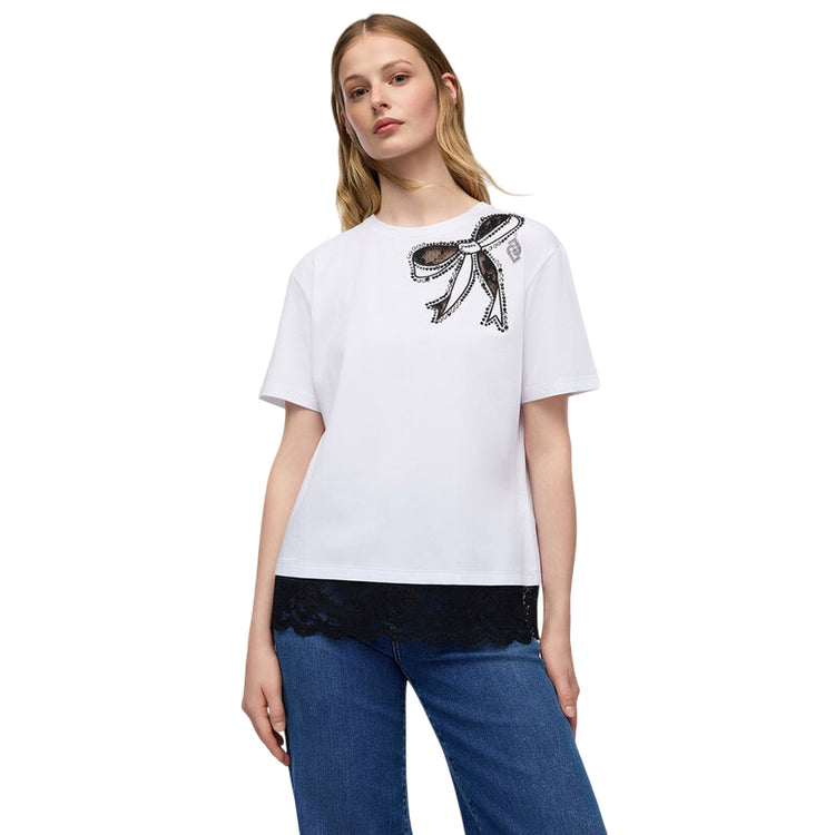 T-shirt bianca Donna con pizzo al fondo modella frontale