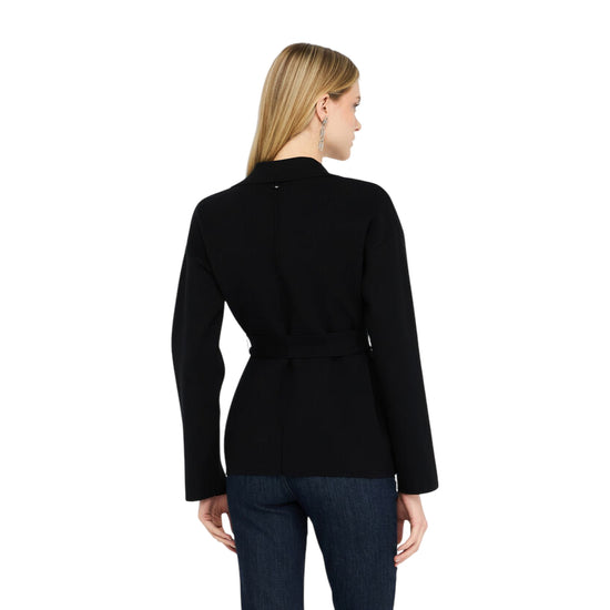 Giacca Donna con cintura sur ton Nero modella retro