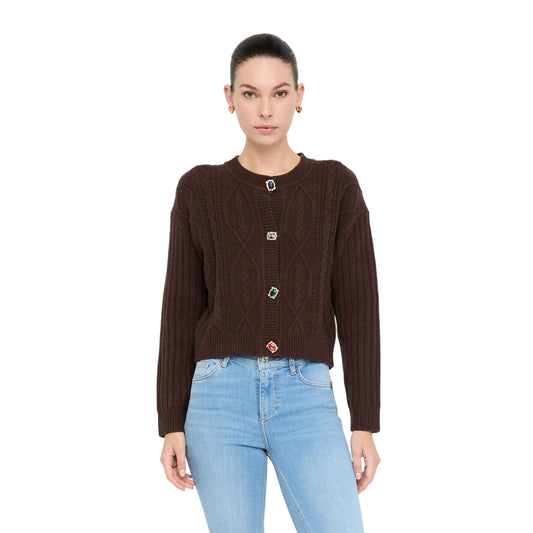 Cardigan Donna in lana Marrone con bottoni gioiello modella frontale 
