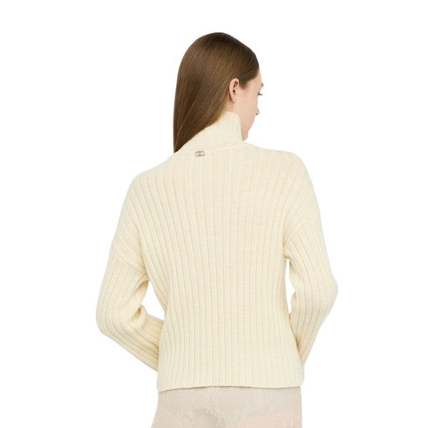 Dolcevita Donna in lana con bottoni gioiello Beige modella retro