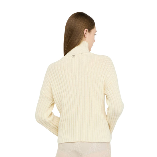 Dolcevita Donna in lana con bottoni gioiello Beige modella retro