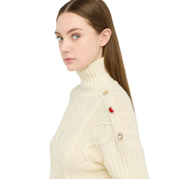 Dolcevita Donna in lana con bottoni gioiello Beige modella laterale ravvicinata