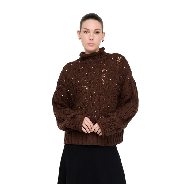 Dolcevita Donna marrone con pietre gioiello davanti modella frontale