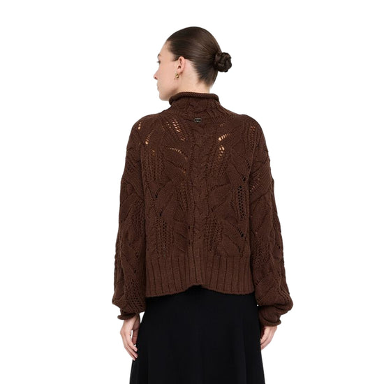 Dolcevita Donna marrone con pietre gioiello davanti modella retro