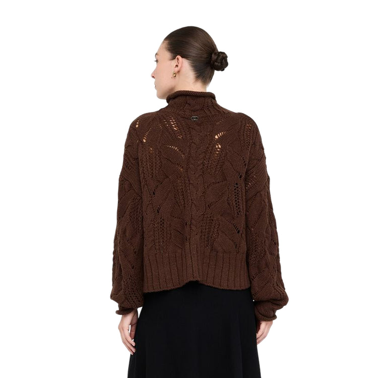 Dolcevita Donna marrone con pietre gioiello davanti modella retro