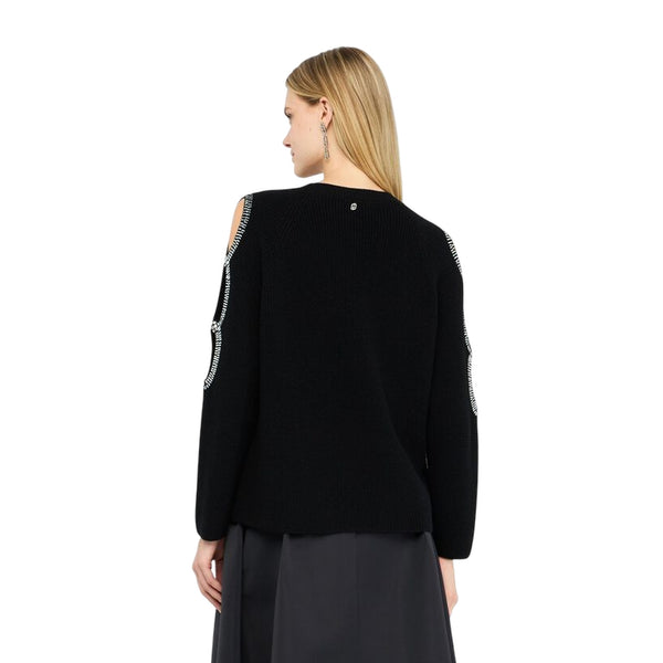 Maglia Donna con cut-out gioiello in nero modella retro