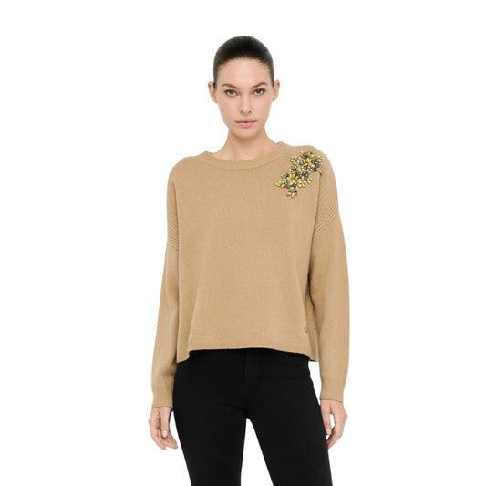 Maglia Donna in lana beige con ricamo gioiello modella frontale