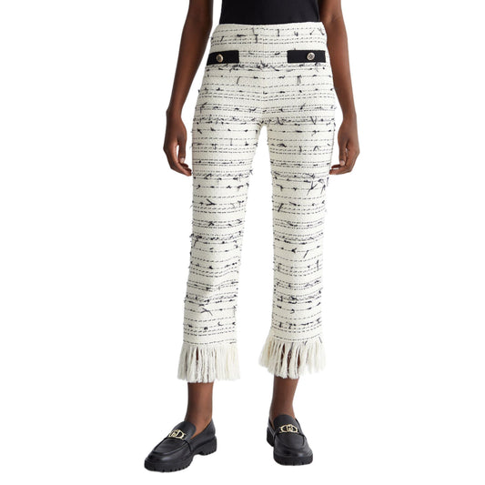 Modella con Pantalone in misto cotone cropped con frange al fondo e tasche decorative con bottone logato