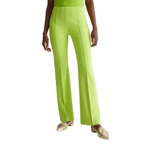 Modella con Pantalone elegante modello flare con piega cucita colore Verde