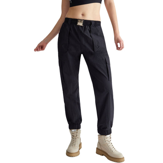 Modella con Pantalone con cintura elastica logata ed elastico sul fondo