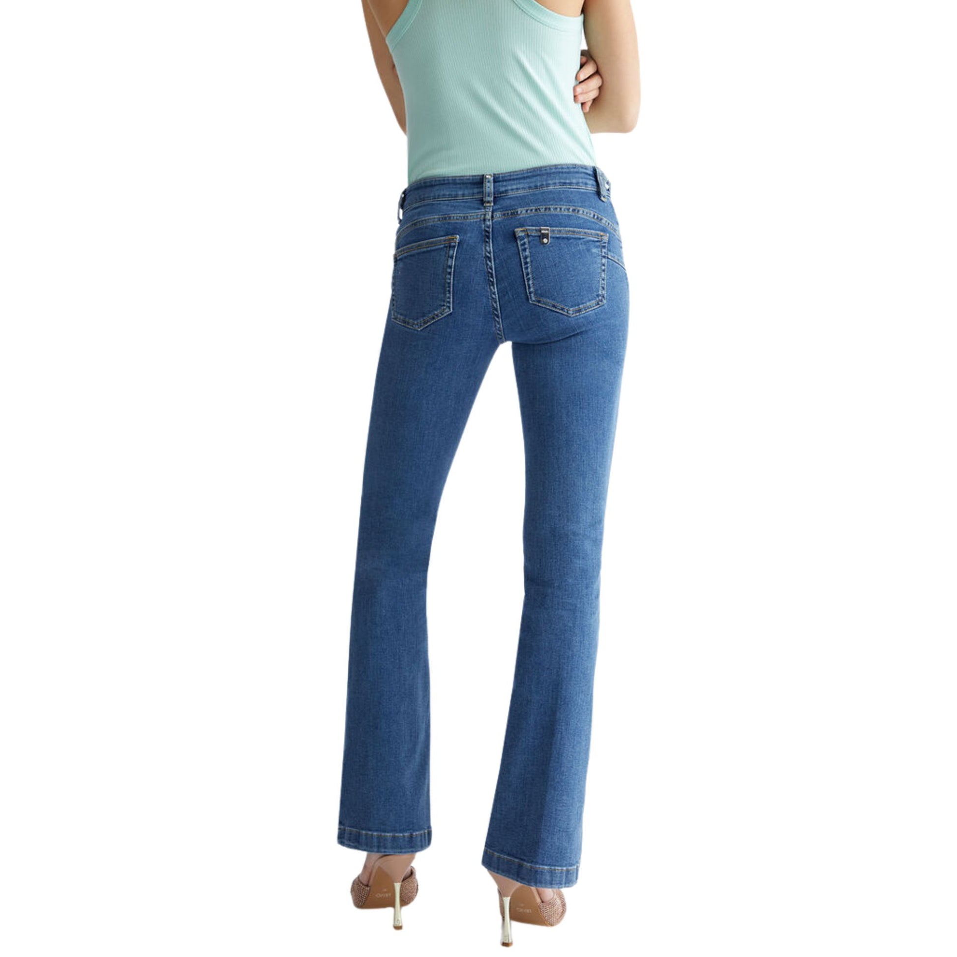 Retro modella con Jeans con gamba flare e motivo intrecciato con perline sui fianchi