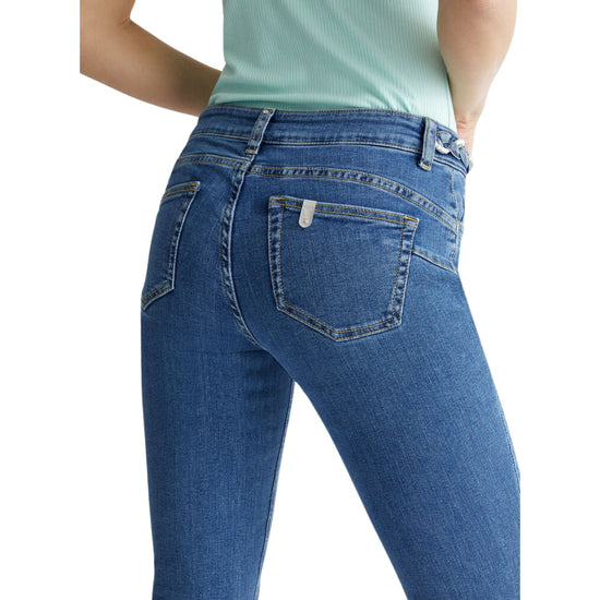 Dettaglio ravvicinato retro Jeans con gamba flare e motivo intrecciato con perline sui fianchi