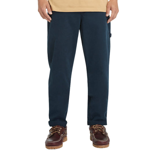 Modello con Pantalone in tela elasticizzato con tasche laterali colore Blu