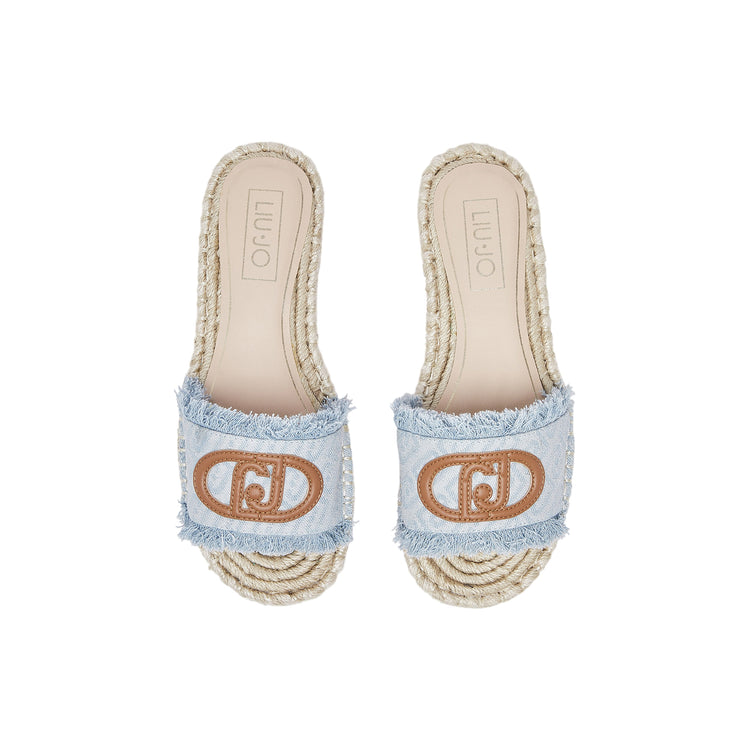 Ciabatte in denim azzurro con maxi logo