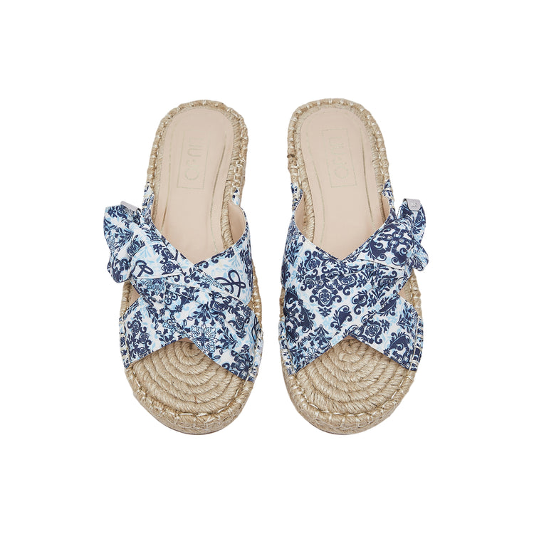 Ciabatte in corda con stampa a bandana in azzurro