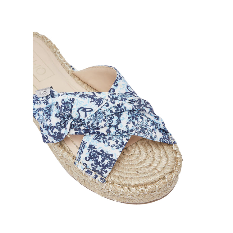 Ciabatte in corda con stampa a bandana in azzurro