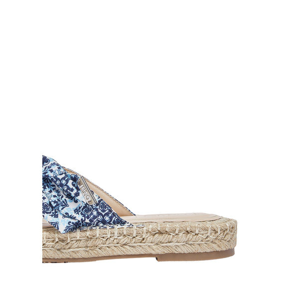 Ciabatte in corda con stampa a bandana in azzurro
