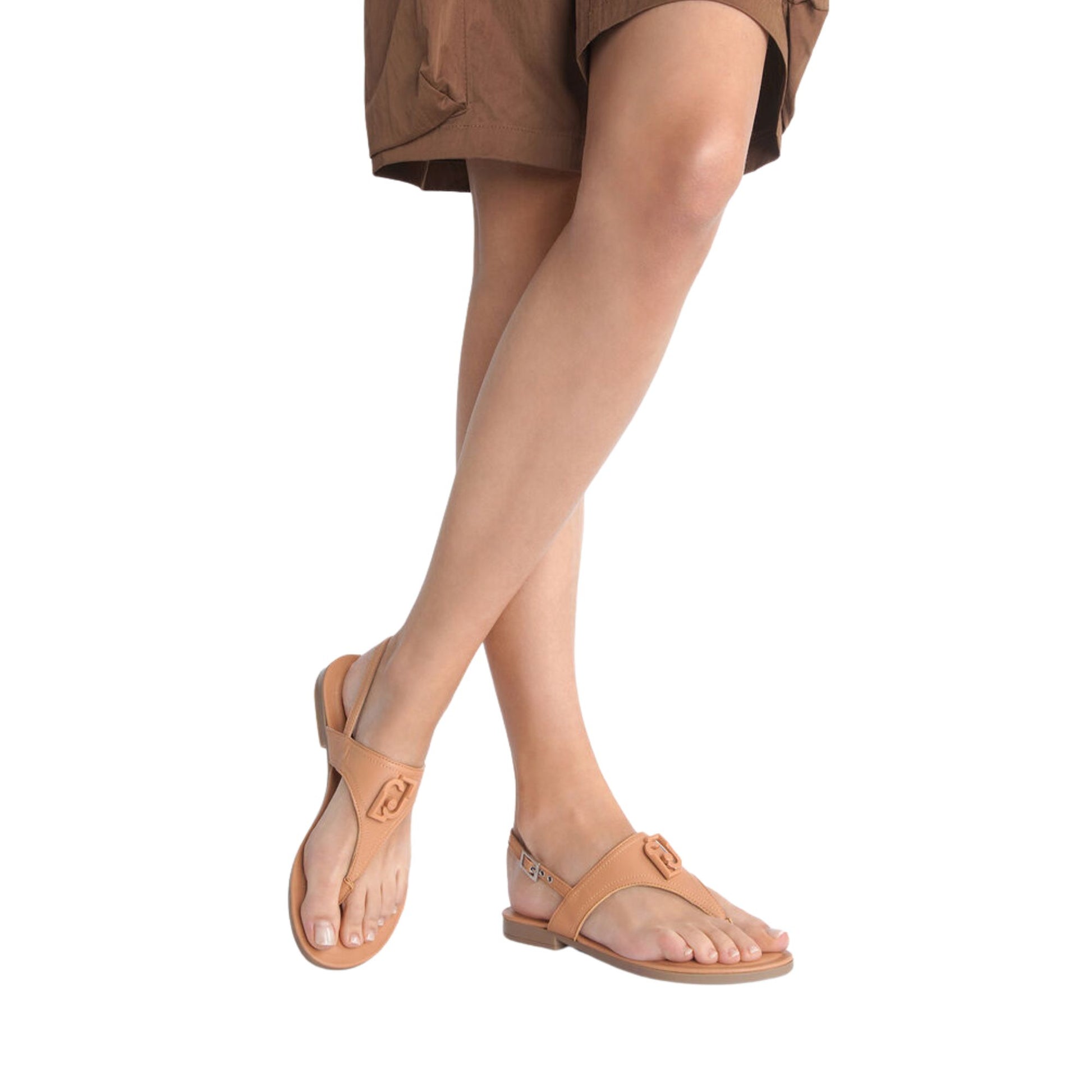 Modella con Sandalo infradito in pelle con cinturino e soletta con logo embossed colore Beige