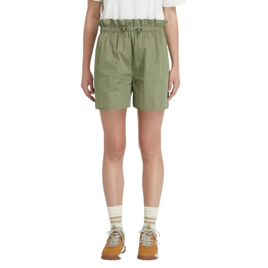 Modella con Shorts con vita alta stile sacchetto di carta con coulisse colore Verde