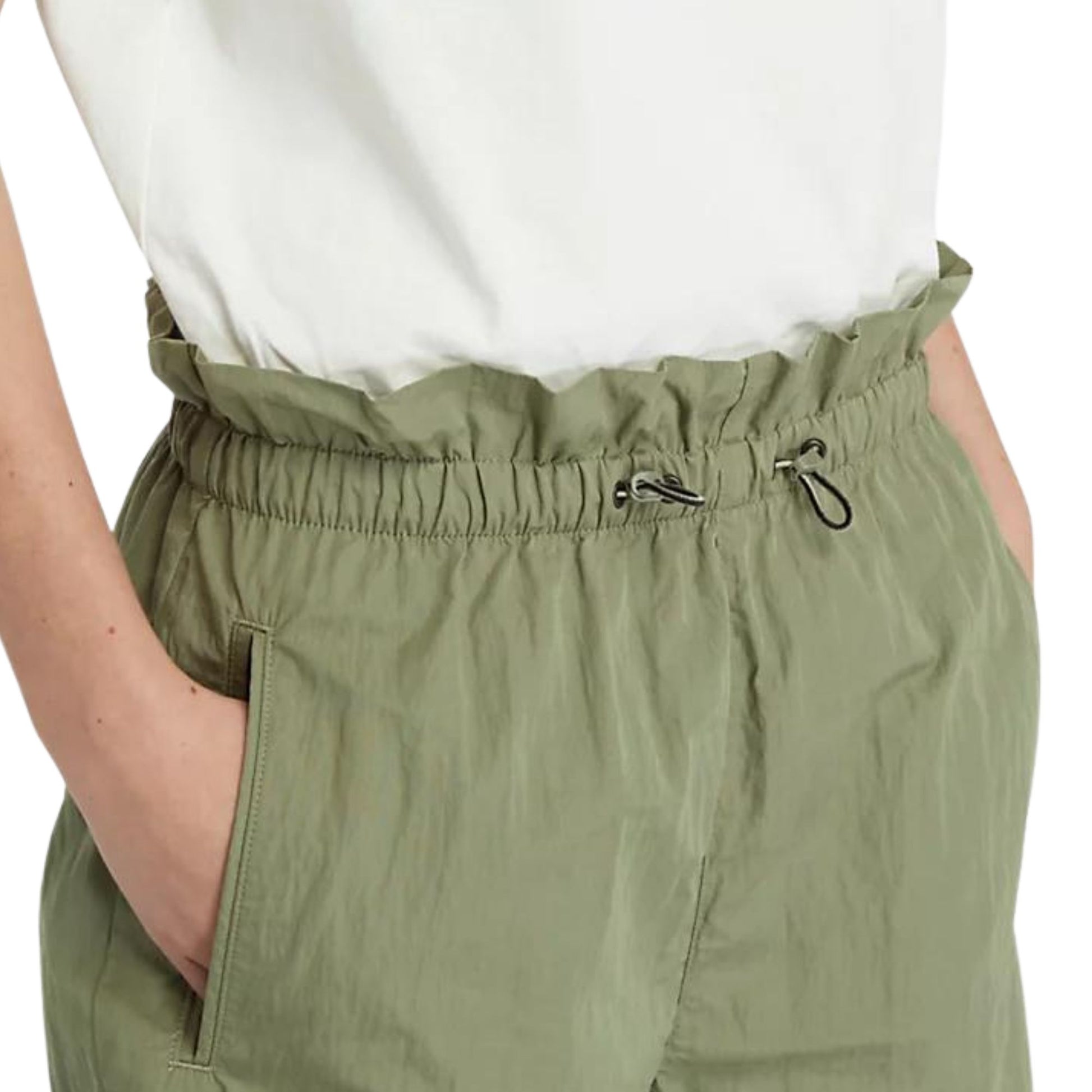 Dettaglio ravvicinato Shorts con vita alta stile sacchetto di carta con coulisse colore Verde
