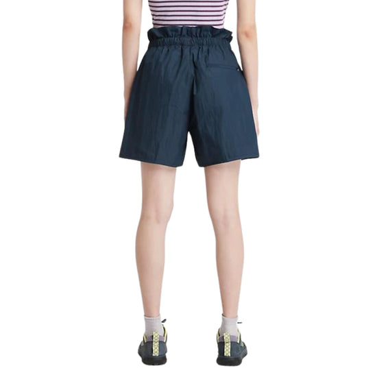 Retro modella con Shorts con vita alta stile sacchetto di carta con coulisse colore Blu