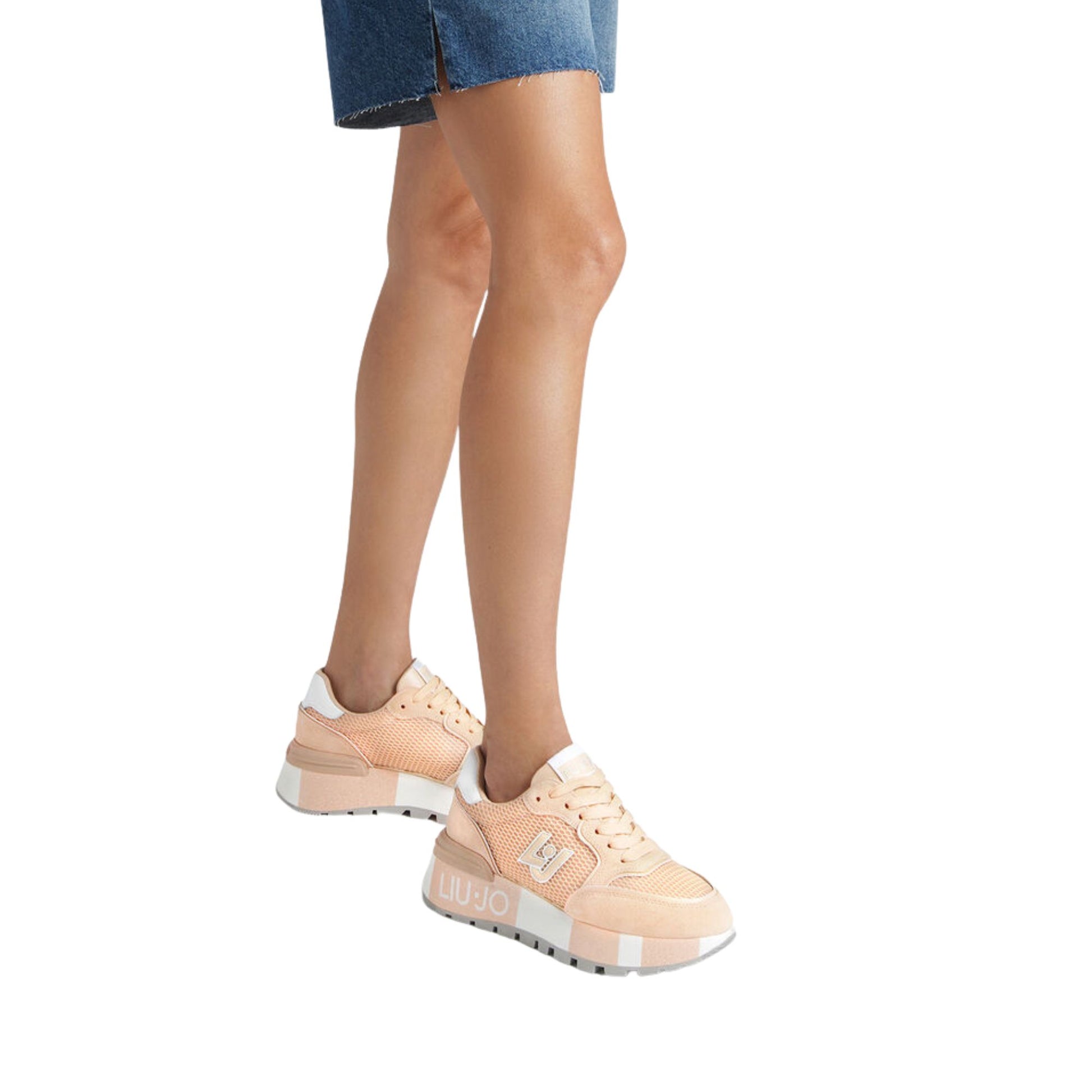 Modella con Sneakers con platform glitterata colore Rosa