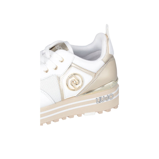 Dettaglio ravvicinato Sneakers platform con inserti in pelle laminata e logo in metallo laterale