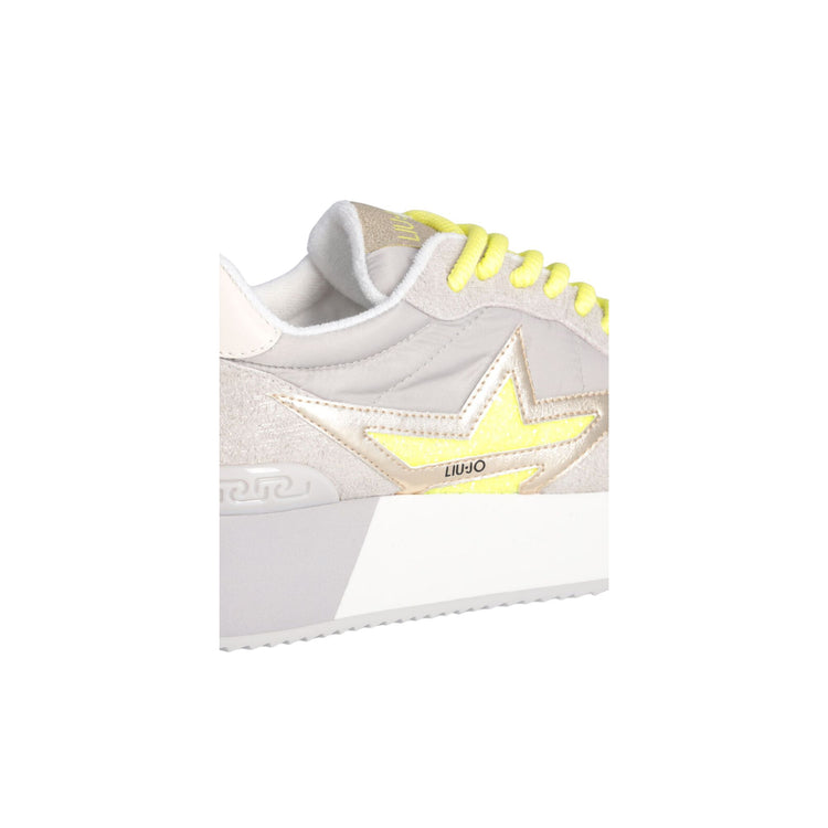 Dettaglio ravvicinato Sneakers con stella glitterata