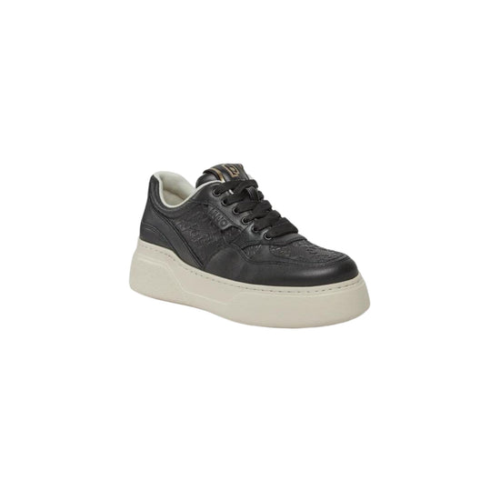Immagine a tre quarti sneakers con suola alta e logo in rilievo e chiusura con lacci