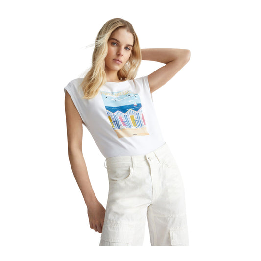 Modella con T-shirt con stampa "Forte dei Marmi" sul petto