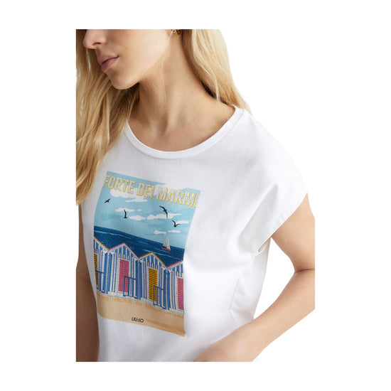 Dettaglio ravvicinato T-shirt con stampa "Forte dei Marmi" sul petto