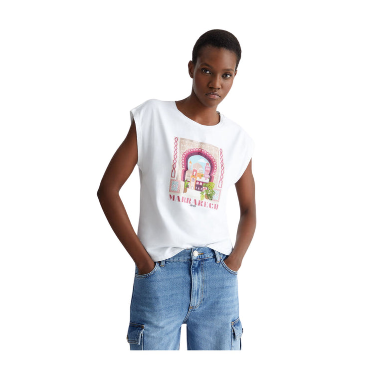 Modella con T-shirt con stampa "Marrakesh" sul petto