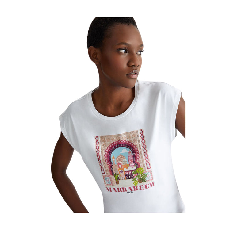 Dettaglio ravvicinato T-shirt con stampa "Marrakesh" sul petto