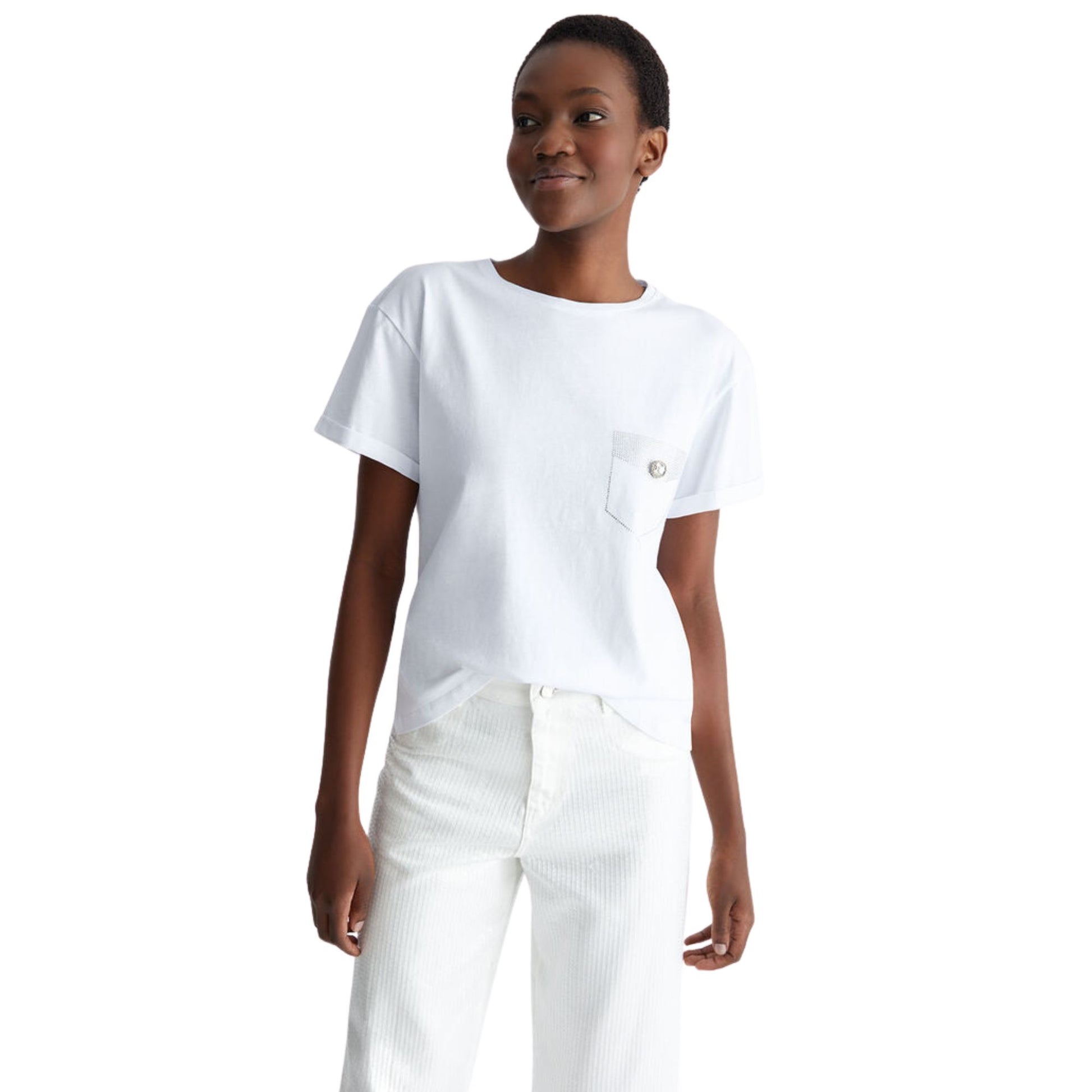 Modella con T-shirt con taschino con strass colore Bianco