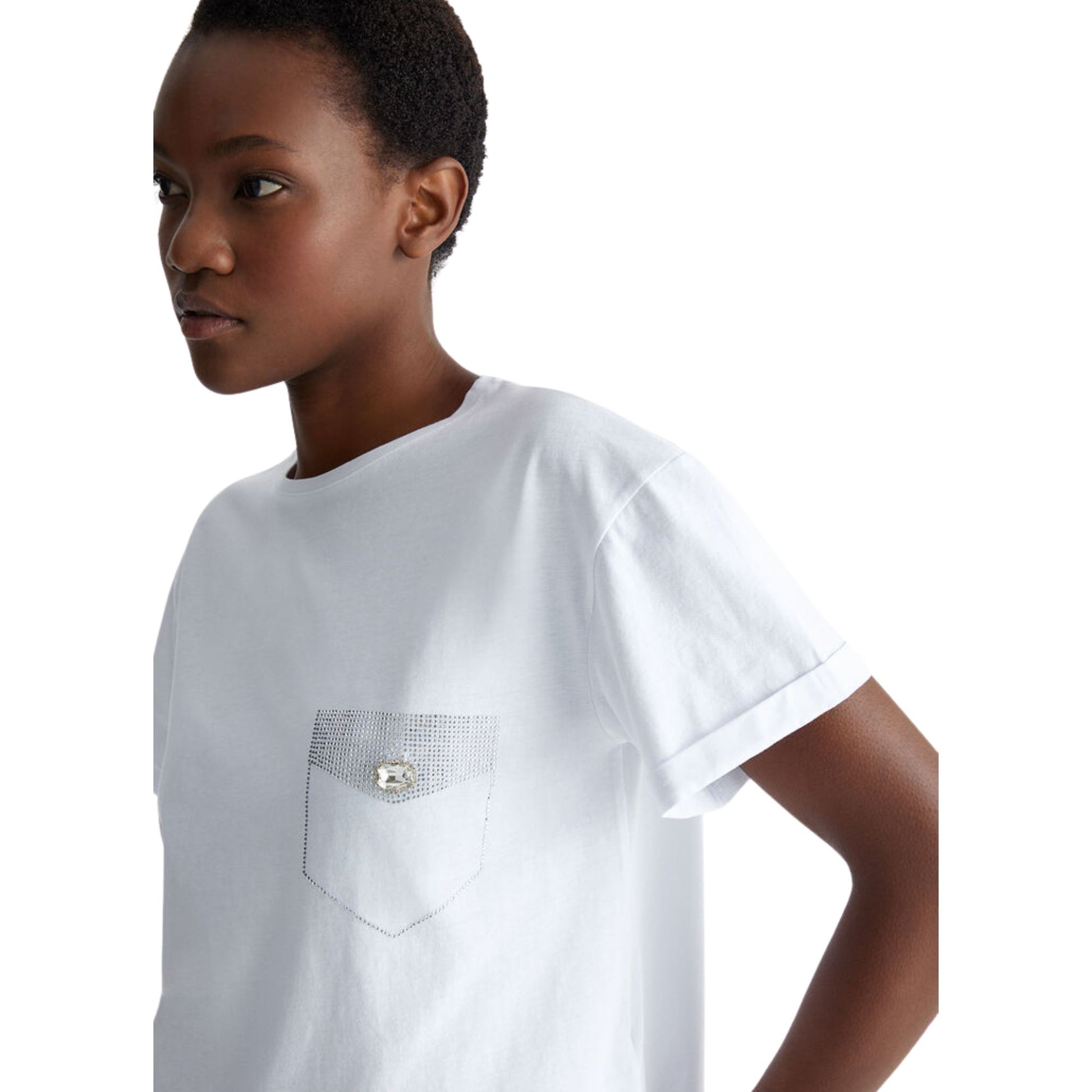 Dettaglio ravvicinato T-shirt con taschino con strass colore Bianco
