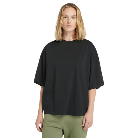 Modella con T-shirt in cotone oversize colore Nero