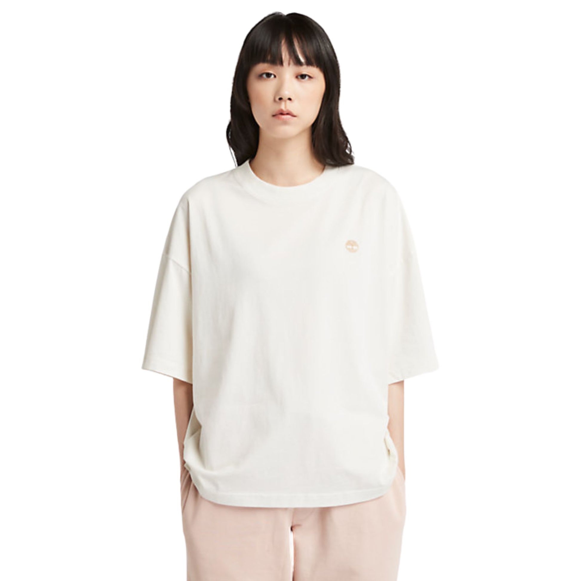 Modella con T-shirt in cotone oversize colore Bianco
