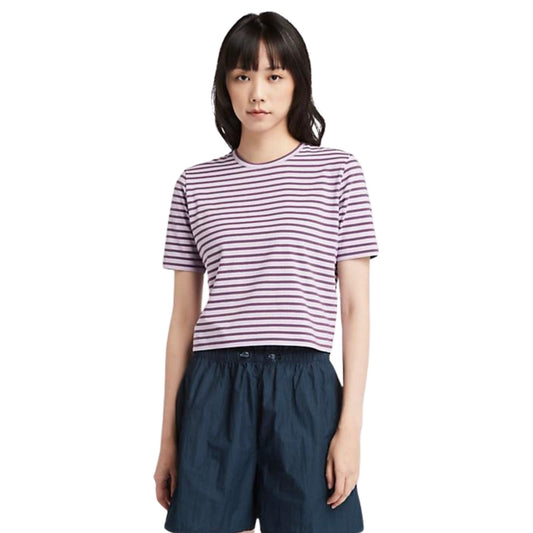Modella con T-shirt cropped con righe sottili colore Viola