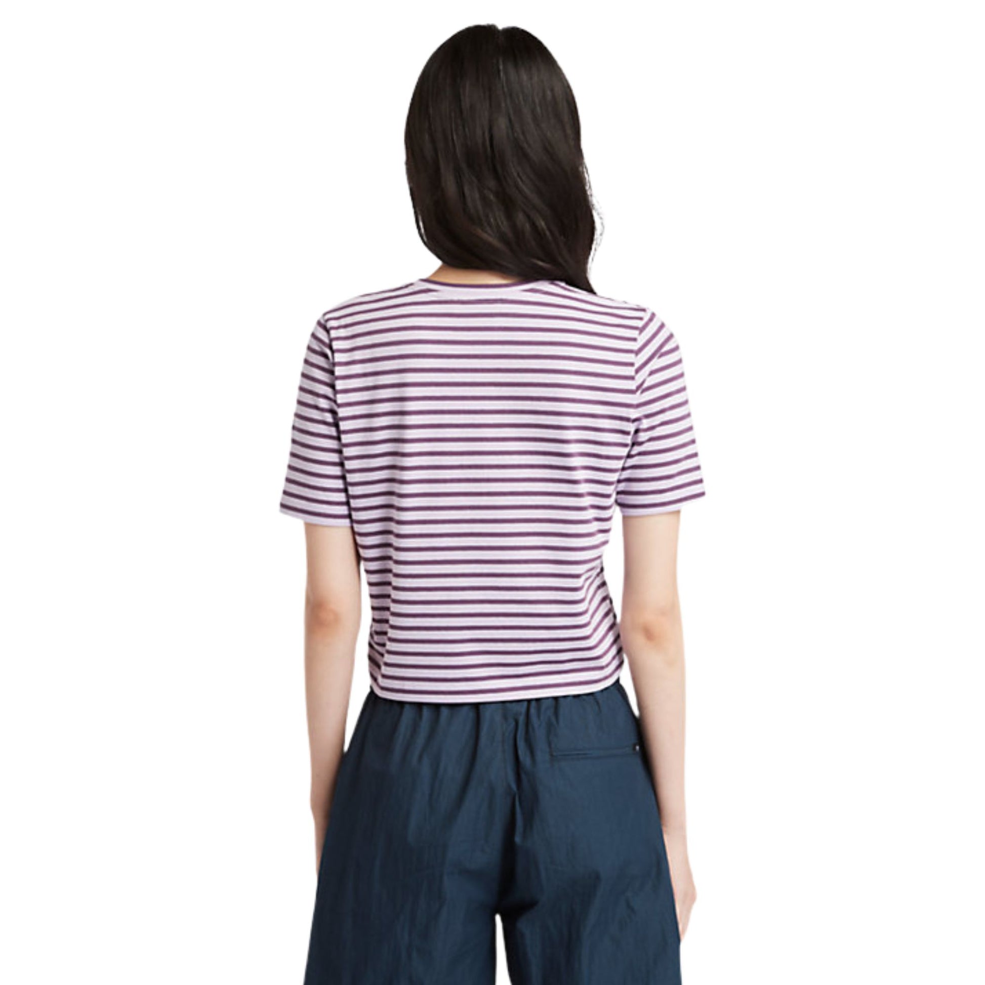 Retro modella con T-shirt cropped con righe sottili colore Viola