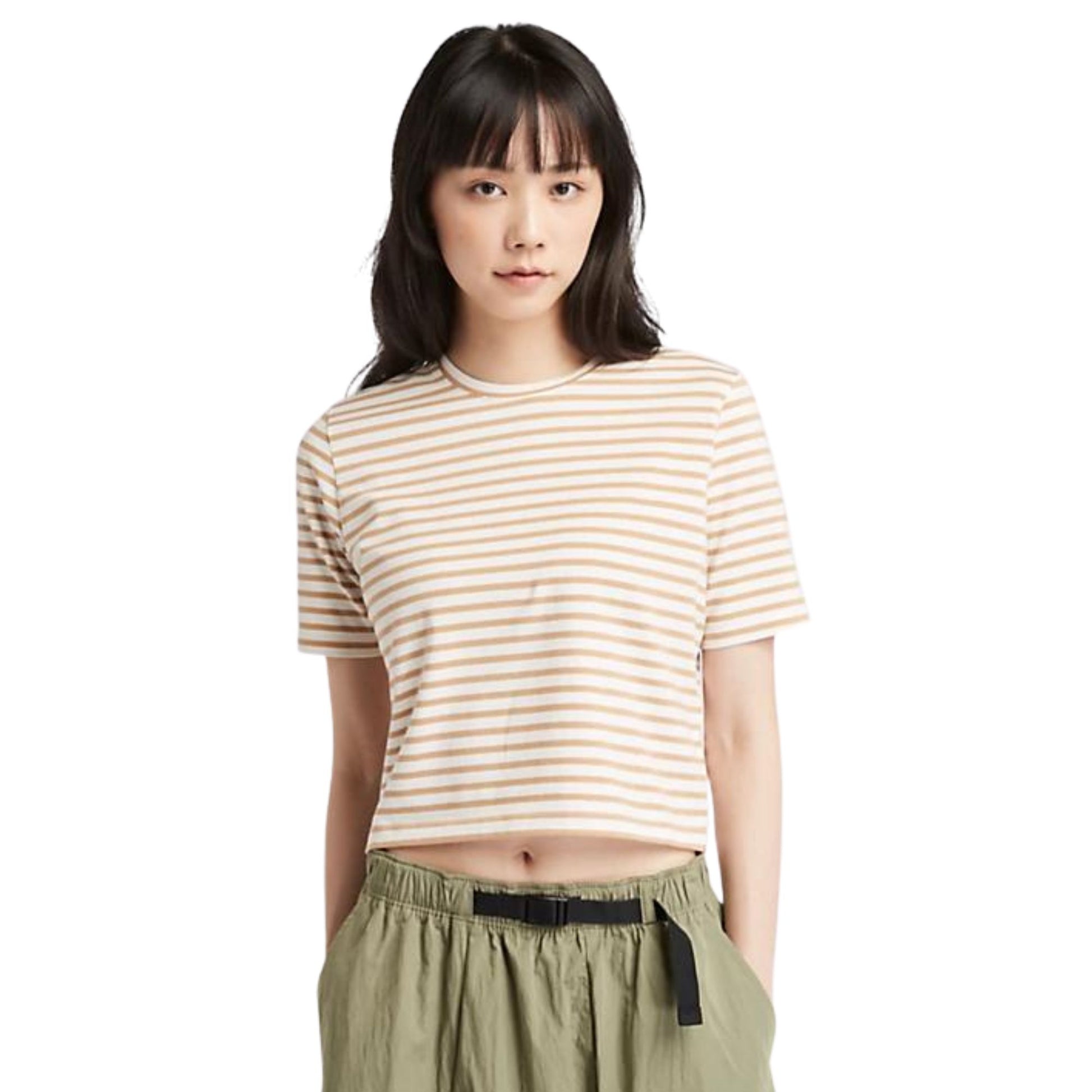 Modella con T-shirt cropped con righe sottili colore Beige